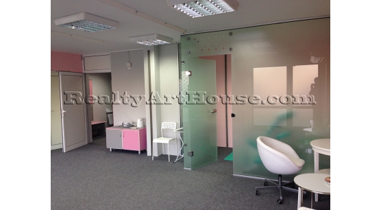 Помещение за офис, медицински кабинет, детски кът, фитнес -клуб, салон за красота, магазин, с отделен гараж = склад.