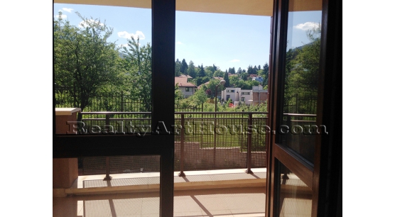 3-стаен апартамент с малка градина в затворен комплекс