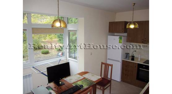 Луксозен обзаведен, топл апартамент с отделна кухня.