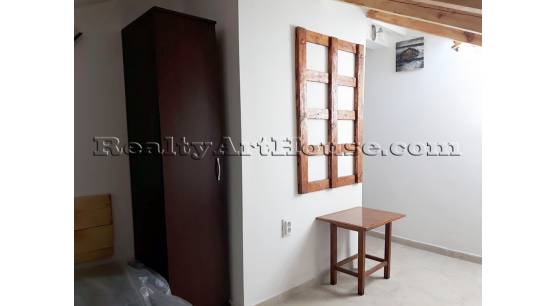 Перфектна стая след основен ремонт с индивидуална баня и тоалетна в реновирана сграда.