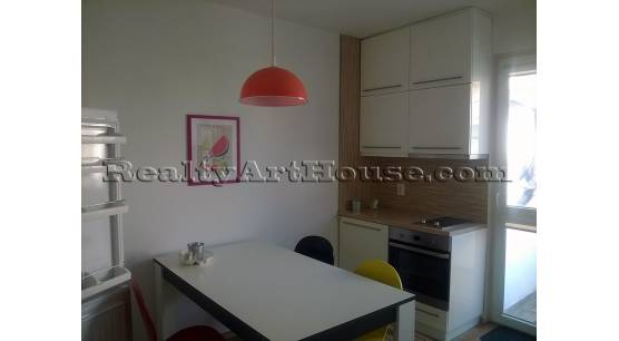 Двустаен апартамент с балкон ул. Шандор Петьофи до Руски паметник.