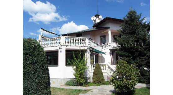 Имение с нова, завършена 3-етажна къща с басейн и двор 1200 кв.м.