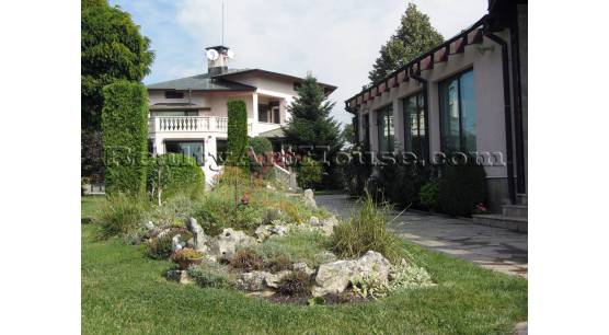 Имот от три къщи, кой може да е за хотел, учебен център, дом за възрастни хора, медицински център, голямо семейство и друго... 