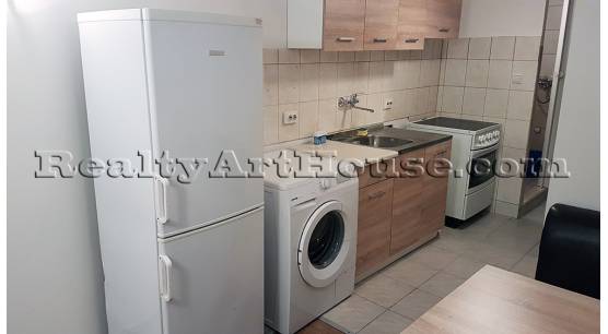 2-стаен апартамент на полу-сутерен етаж в самостоятелна къща с дворю