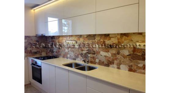 3-стан напълно реновиран апартамент до Западен Парк.