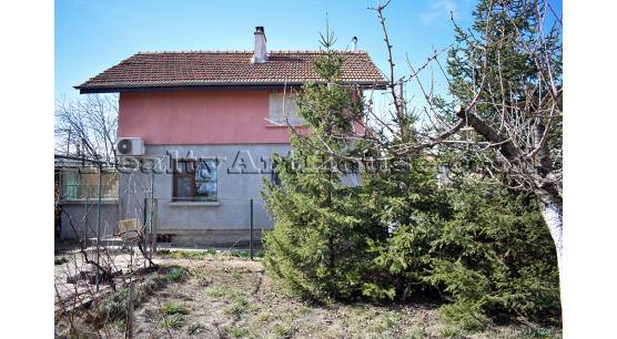 2-етажна къща с двор 525 кв.м.