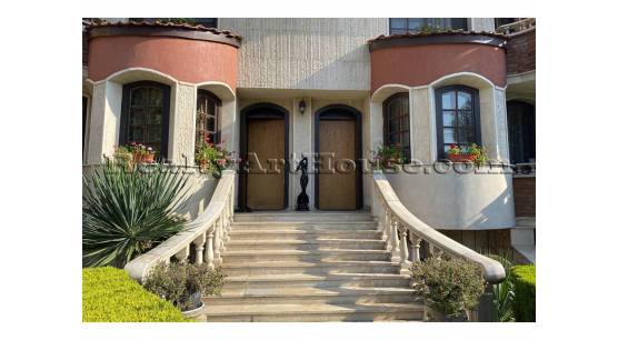 Луксозна нова къща-близнак с много удобна локация.