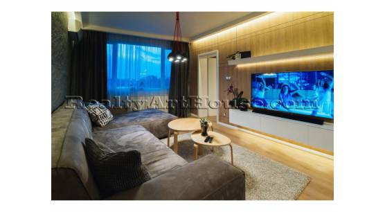 Дизайнерски двустаен апартамент с отделна малка кухня.