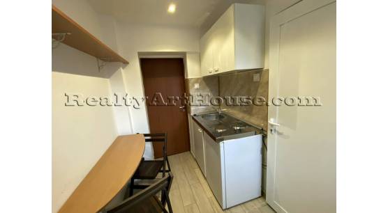 Къща под наем. Всеки етаж е самостоятелно жилище, общо с 4 стаи и 4 бани.