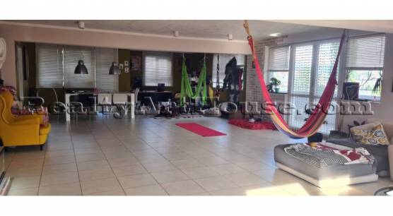 Голям апартамент на Симеоновско шосе. отдава се като жилище или за офис.