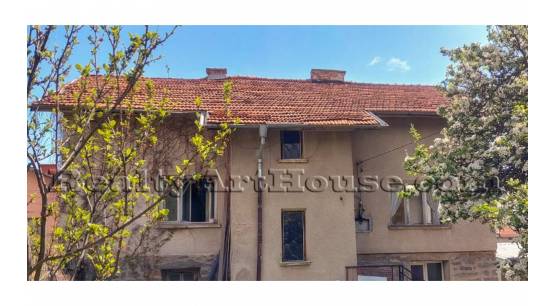 Къща с двор 440 кв.м. в центъра на с. Бистрица