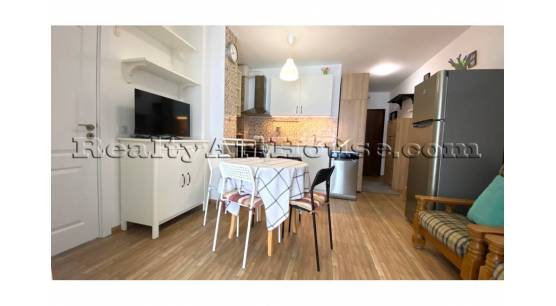 Нов обзаведен маломерен тристаен апартамент с преходен хол.