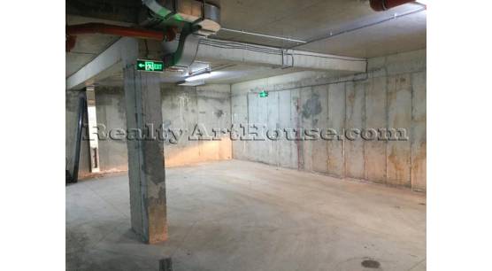   Паркомясто в топъл , сух подземен гараж 