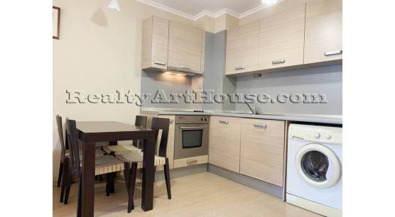 Уютен, напълно обзаведен 2-стаен апартамент в нова сграда, изложение - Изток.