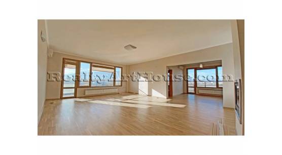 Завършен, след ремонт от качествени материали, готов за нанасяне (полуобзаведен), просторен, многостаен апартамент в кв. Изгрев